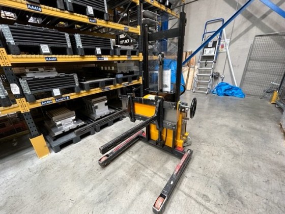 Carreffe Lift Truck with Tool Handler Pic 03